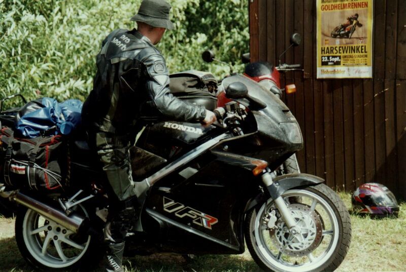 0019.jpg - Mirko mit "Helm" ;-)
