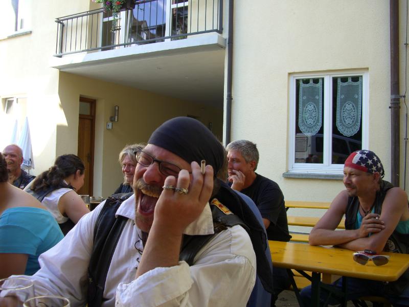 0058.JPG - Scheint doch etwas in der Torte gewesen zu sein, so wie sich der Vorkoster benimmt.