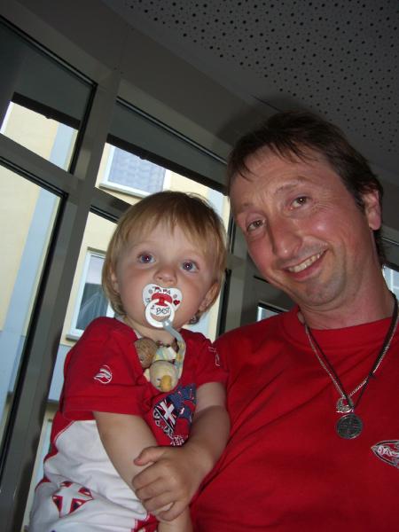 0064.JPG - Den Schnuller hat er sicher vom Papa bekommen.